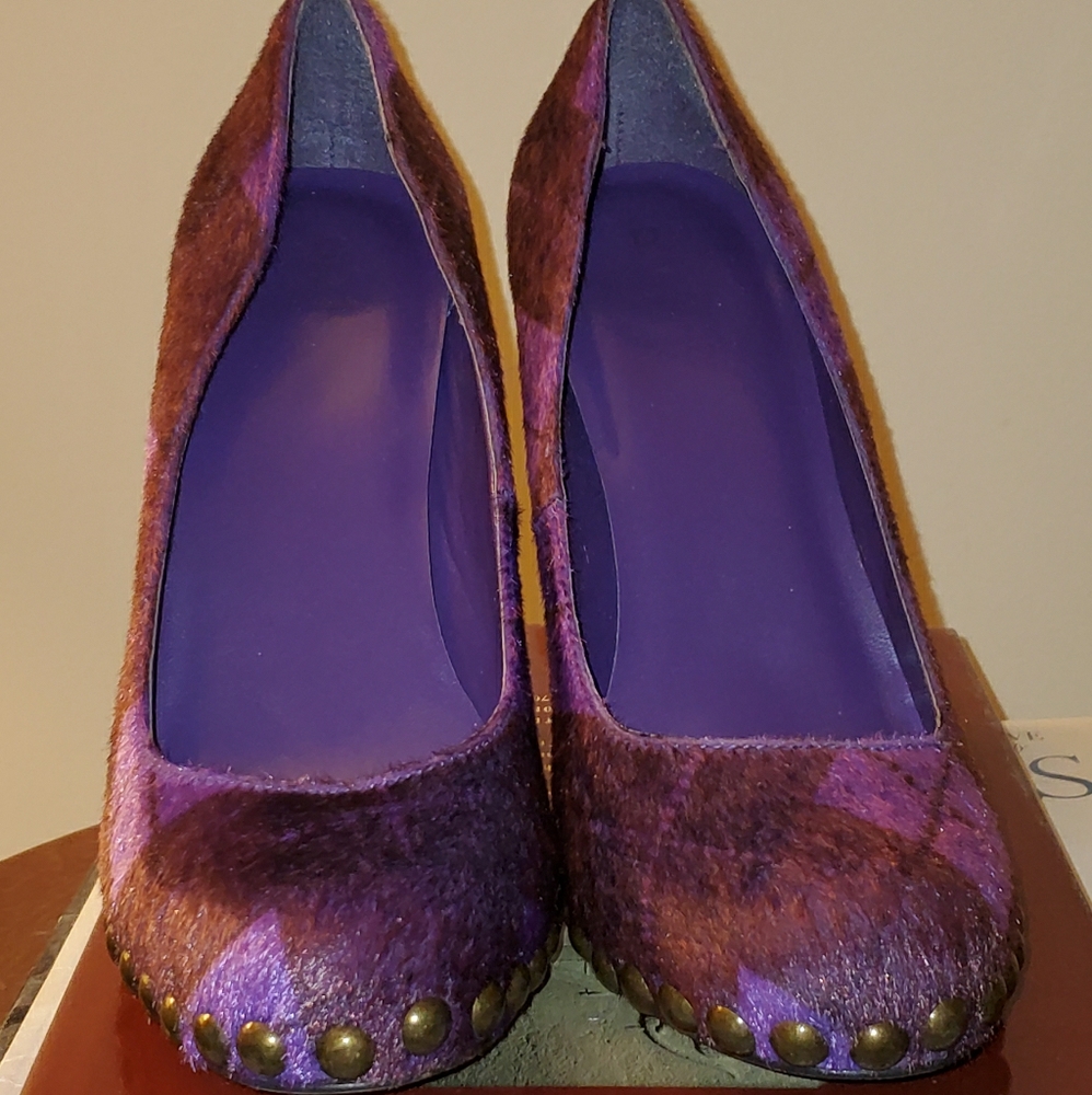 You will fall in love with these eye catching shoe